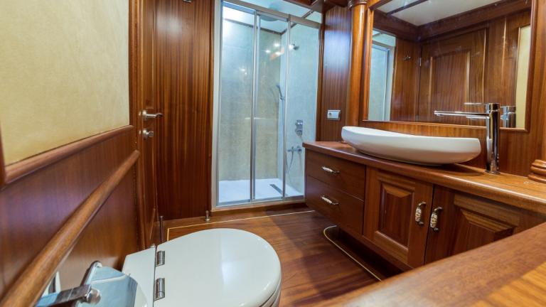 Halcon Del Mar Gulet bathroom in a wooden design